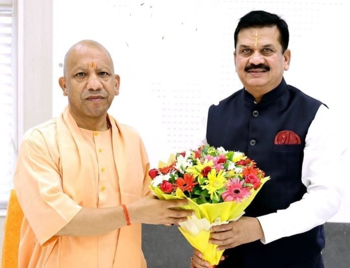 UP Politics: पूर्व आईएएस डॉ. दिनेश चंद्र की सीएम योगी से मुलाकात, सहारनपुर से भाजपा टिकट मिलने की चर्चाएं तेज