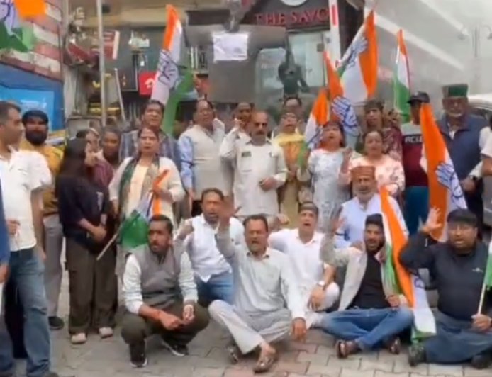 Mussoorie : जंतर-मंतर लाठीचार्ज के विरोध में मसूरी में कांग्रेस का प्रदर्शन, फूंका पुतला