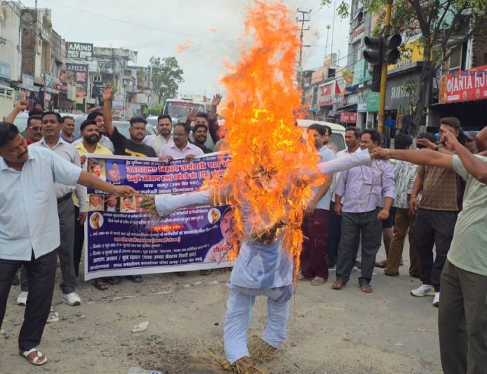 बाजपुर: नगर पालिका कर्मचारी आंदोलन तेज, नियमितीकरण की मांग को लेकर पुतला दहन