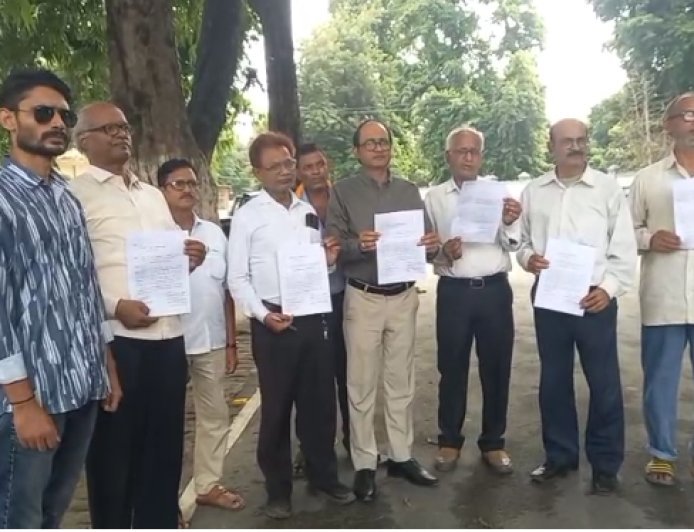 रामपुर जौहर यूनिवर्सिटी के ध्वस्तीकरण आदेश के खिलाफ बलिया में आक्रोश, राज्यपाल के नाम ज्ञापन सौंप निरस्त करने की मांग
