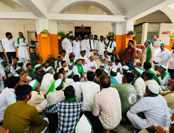 भाकियू टिकैत ने किसानों की समस्याओं को लेकर डीएम को सौंपा ज्ञापन, एमएसपी गारंटी और कर्ज माफी की उठाई मांग