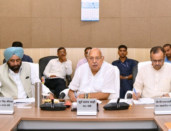 Lucknow: किसानों को समय पर मिलेगा उर्वरक, कृषि मंत्री ने अधिकारियों को दिए सख्त निर्देश