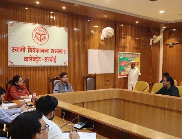 Hardoi: आत्मा योजना की समीक्षा में डीएम अनुनय झा सख्त, किसानों तक हर योजना का लाभ पहुंचाने के निर्देश
