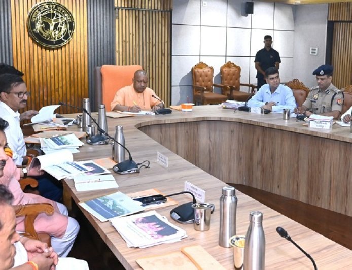 गोरखपुर के विकास कार्यों, बाढ़ बचाव और जलनिकासी की तैयारियों की समीक्षा में सीएम योगी ने दी चेतावनी