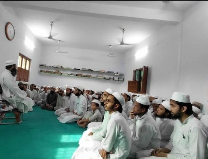 Deoband News: दारुल उलूम फारुकिया में सुधारात्मक कार्यक्रम, समय की पाबंदी और सुन्नत पर चलने का संदेश