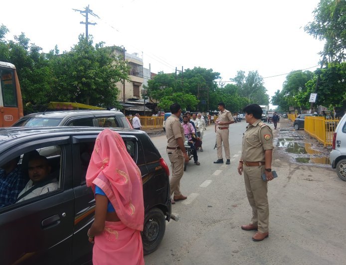 Hathras News: सासनी में पुलिस का सघन चेकिंग अभियान, संदिग्ध वाहनों की तलाशी से मचा हड़कंप