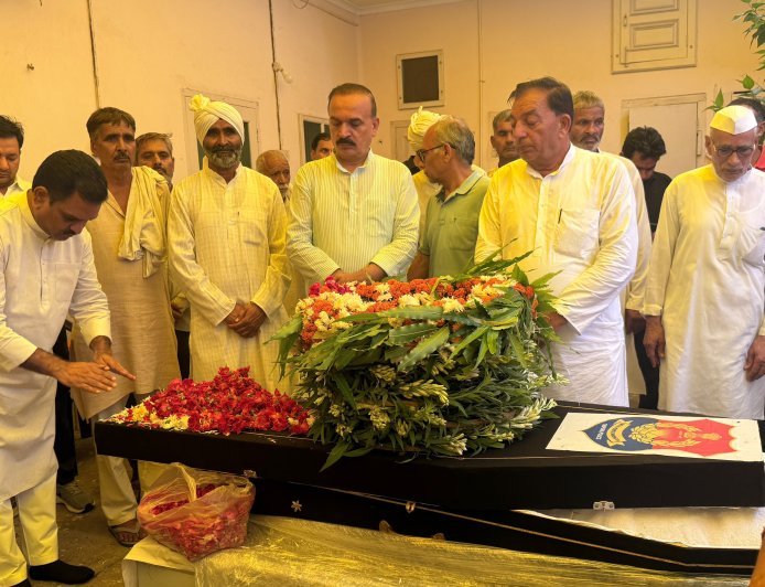 Tripura DGP Funeral: त्रिपुरा के दिवंगत डीजीपी अनुराग की अंतिम यात्रा में पहुंचे मंत्री असीम अरुण, दी भावभीनी श्रद्धांजलि