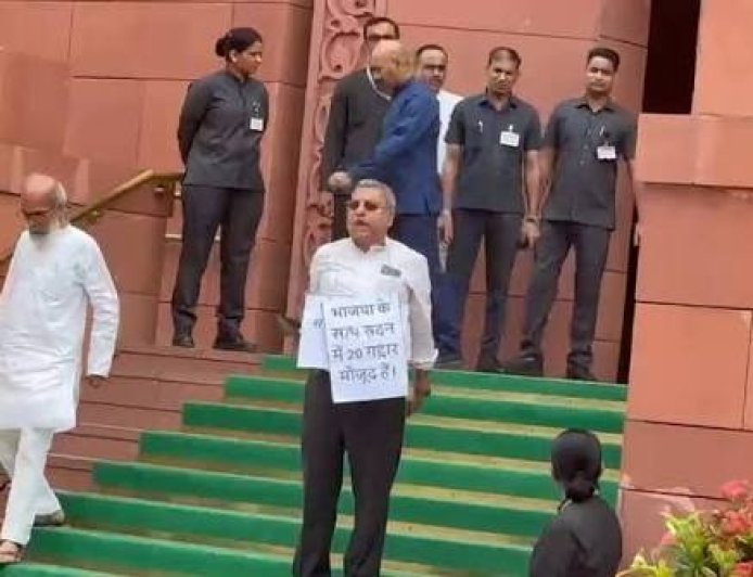 Kalyan Banerjee Suspension: लोकसभा से निलंबित होने के बाद भी नहीं थमे कल्याण बनर्जी, संसद परिसर में अकेले दी आवाज