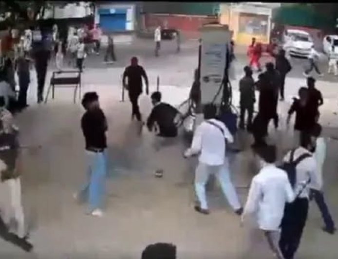 Delhi Crime News: दिल्ली में उपद्रवियों ने पुलिस और RAF के जवानों पर फेंकी बोतलें-पत्थर, CCTV फुटेज आया सामने