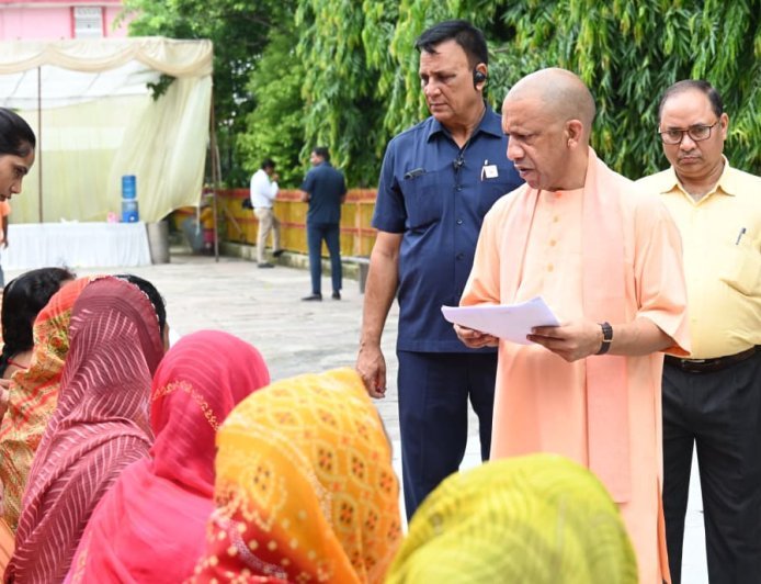 मुख्यमंत्री योगी का जनता दर्शन: 200 लोगों की सुनी समस्याएं, बोले- गंभीर बीमारियों के इलाज में सरकार करेगी पूरी मदद