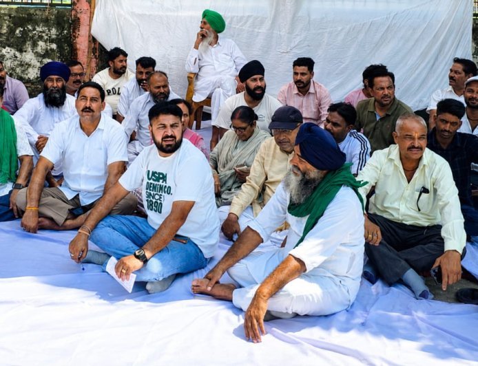 Bazpur: घोटालेबाजों के खिलाफ कार्रवाई को कांग्रेस व भाकियू कार्यकर्ताओं ने दिया धरना