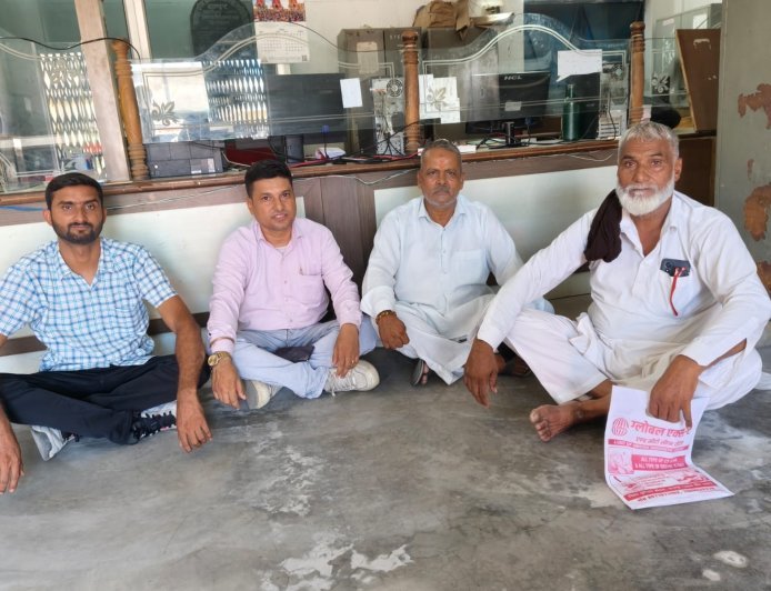 Bazpur: सहकारी समिति में निलंबन पर बवाल, तीन डायरेक्टर धरने पर; तालाबंदी की चेतावनी