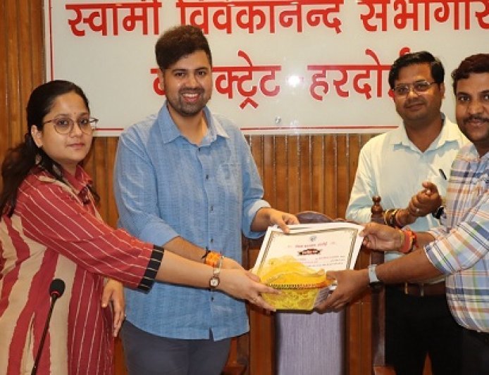 Hardoi: डीएम अनुनय झा ने सराहा उद्योगों का सामाजिक योगदान, कहा—सीएसआर से जनकल्याण को मिलेगी मजबूती