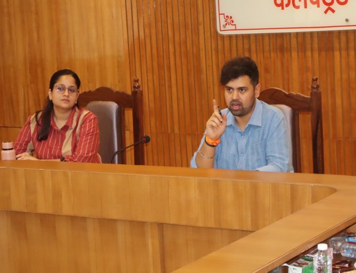 Hardoi: मुख्यमंत्री युवा उद्यमी विकास योजना की समीक्षा बैठक: पात्र युवाओं को समयबद्ध लाभ दिलाने पर डीएम का जोर