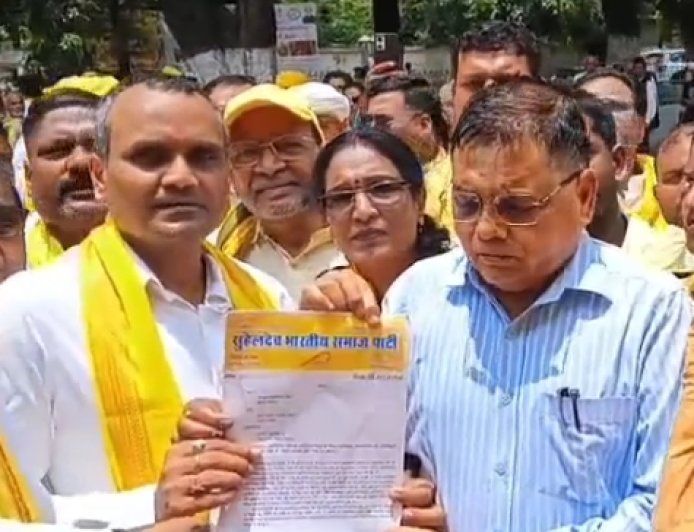 बलिया में सुभासपा का जोरदार प्रदर्शन: सपा नेताओं की बयानबाजी पर भड़के कार्यकर्ता, जिलाधिकारी के जरिए मुख्यमंत्री को भेजा ज्ञापन