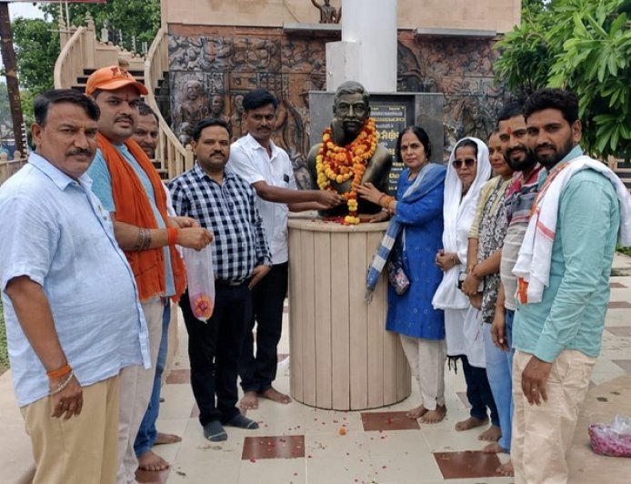 Hathras: चंद्रशेखर आजाद जयंती पर राष्ट्रीय अधिकार मोर्चा ने दी श्रद्धांजलि, राष्ट्रहित में कार्य करने का लिया संकल्प