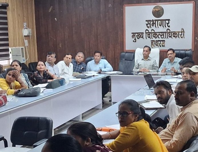 Hathras: स्वास्थ्य योजनाओं की प्रगति पर सीएमओ सख्त, लापरवाही पर कार्रवाई की चेतावनी