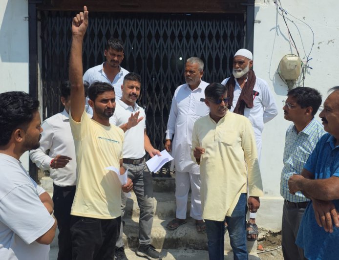 Bazpur: समिति डायरेक्टरों ने समिति कार्यालय में ठोंका ताला, निलम्बन वापसी व वेतन देने की करी माँग