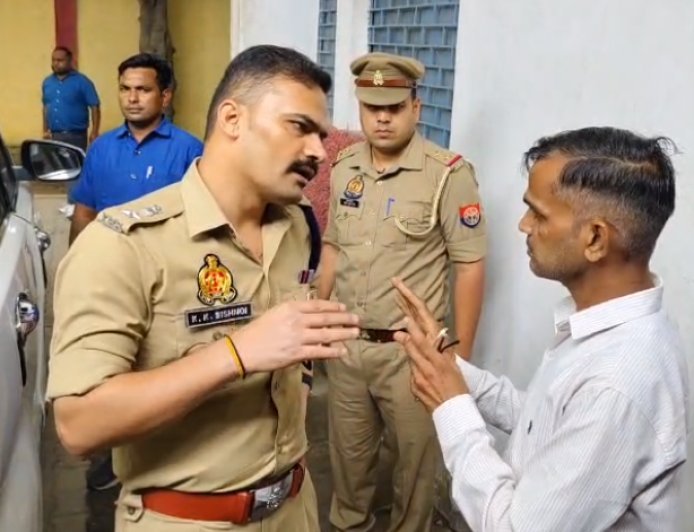 मस्जिद में नमाज़ पर रोक का आरोप! सम्भल में मुस्लिम युवक बोला- अपने ही समाज के लोग नहीं पढ़ने दे रहे नमाज़, एसपी ने दिए FIR के आदेश