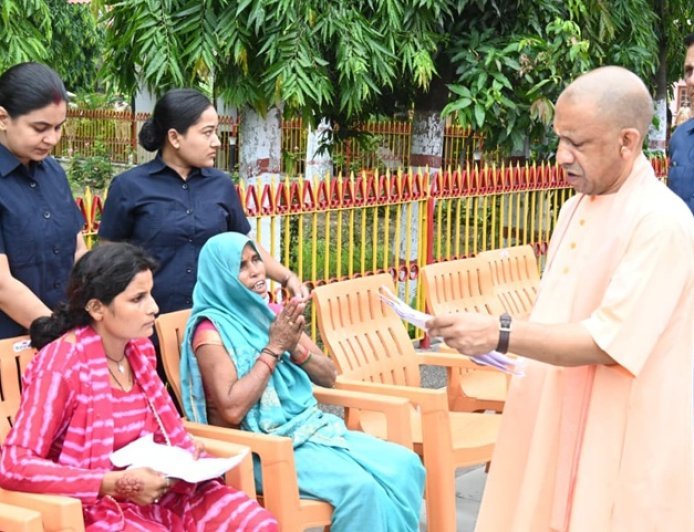 Gorakhpur Janata Darshan: 150 लोगों से मिले सीएम योगी, बोले— 'सरकार आपके साथ है, किसी को परेशान होने की जरूरत नहीं'