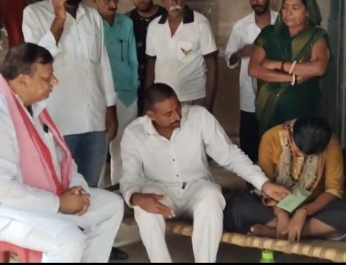 बलिया में बिजली के तार की चपेट में आने से पिता-पुत्र की मौत: सपा नेता नीरज सिंह गुड्डू ने जताया शोक, मुआवजे की मांग