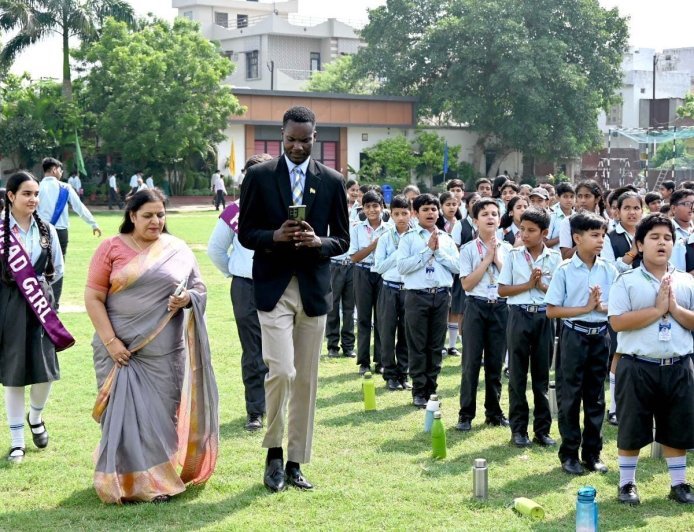 देवबंद के स्कूल में पहुंचे घाना के राजनयिक, छात्रों को दिया वैश्विक संस्कृति और पर्यावरण संरक्षण का संदेश