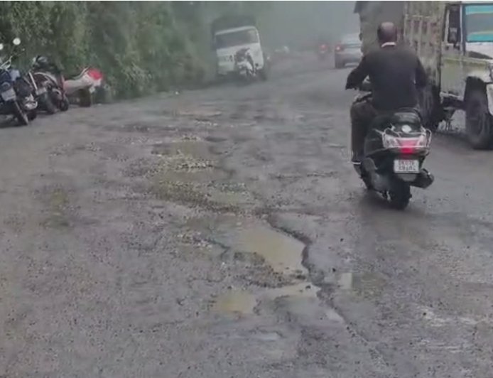 Mussoorie: पहली बारिश में उखड़ीं मसूरी की सड़कें, गड्ढों ने बढ़ाया हादसों का खतरा