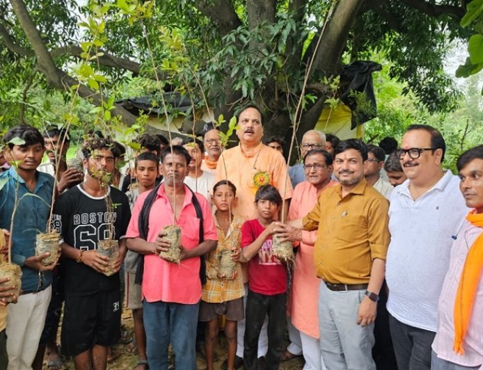 Hardoi: विधायक माधवेन्द्र प्रताप सिंह 'रानू' ने किया फलदार वृक्षों का रोपण, ग्रामवासियों को वितरित किए पौधे