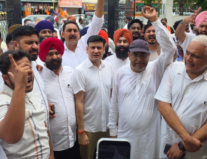 Bazpur: घोटालेबाजों के खिलाफ कांग्रेस का मोर्चा, कोतवाली में नामजद तहरीर; मुकदमा दर्ज न होने पर धरने की चेतावनी
