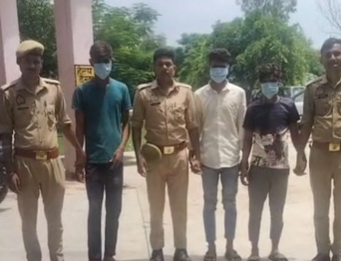 Hardoi: ई-रिक्शा सवार से मोबाइल छीनने वाले तीन लुटेरे गिरफ्तार, लूटा गया फोन और बाइक बरामद