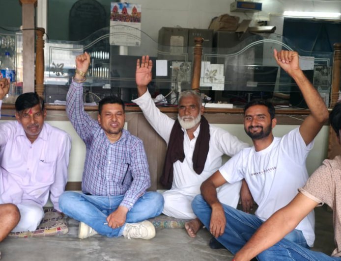 बाजपुर में पूर्व प्रभारी सचिव के निलंबन रद्द करने को लेकर चौथे दिन भी धरना जारी