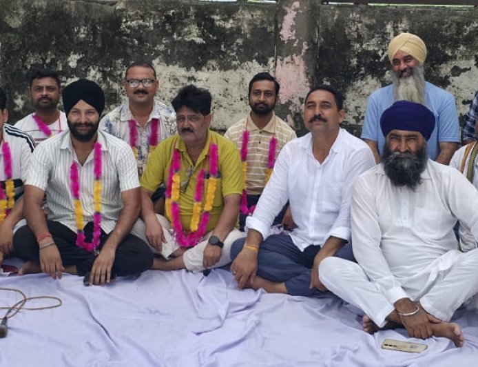 बाजपुर शुगर मिल में 10 करोड़ के स्क्रैप मामले पर धरना, अधिकारियों व ठेकेदार पर कार्रवाई की मांग