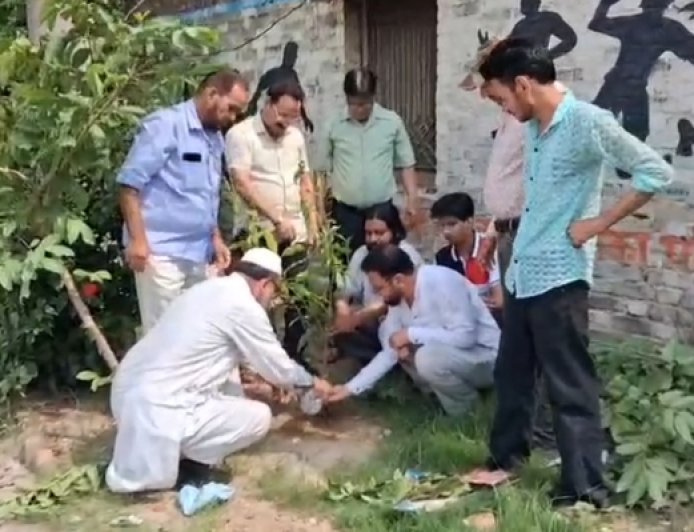 Sambhal News: सांसें बचानी हैं तो पेड़ लगाएं, अब्बासी सोसाइटी ने स्टेडियम में चलाया पौधारोपण अभियान