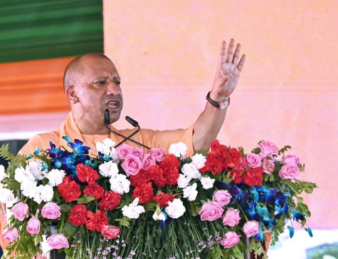Agra News: मुख्यमंत्री योगी ने शिक्षकों को दी बड़ी सौगात, कैशलेस इलाज और 3 करोड़ तक के बीमा कवर का ऐलान
