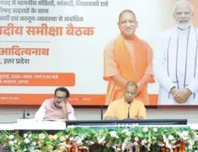 Agra News: आगरा में समीक्षा बैठक के दौरान मुख्यमंत्री योगी के कड़े निर्देश, लापरवाही पर होगी कार्रवाई