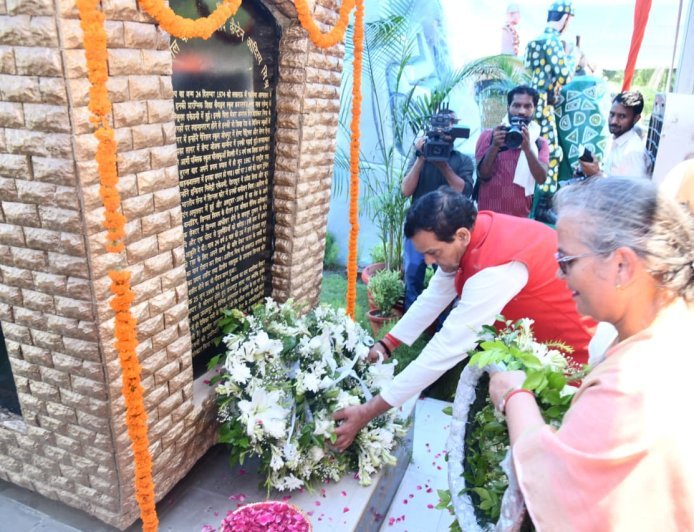 Kargil Vijay Diwas Lucknow: कारगिल विजय दिवस पर शहीदों को श्रद्धांजलि, मंत्री ए.के. शर्मा और उप-मुख्यमंत्री ने किया सम्मानित