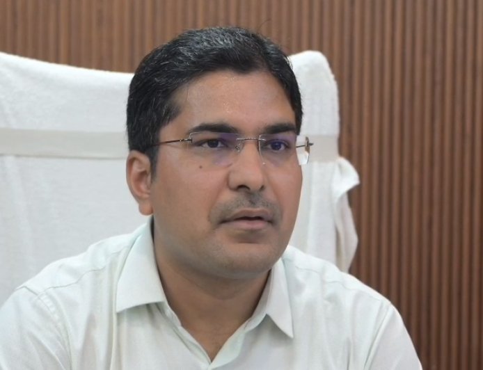 सम्भल में बनेगा लैंड बैंक, भूमिहीनों को मिलेगा जमीन का हक; डीएम अंकित खंडेलवाल ने बताया प्लान