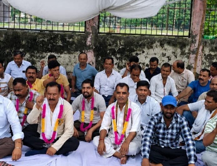 Bazpur: शुगर फैक्ट्री के करोड़ों के स्क्रैप घोटाले के आरोपियों की गिरफ्तारी को लेकर श्रमिकों ने दिया धरना