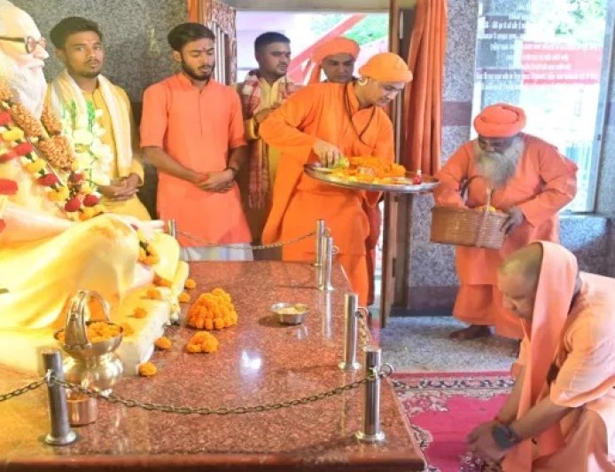 गोरखनाथ मंदिर में गुरु पूर्णिमा उत्सव: शिष्य और गुरु दोनों भूमिकाओं में नजर आएंगे मुख्यमंत्री योगी आदित्यनाथ