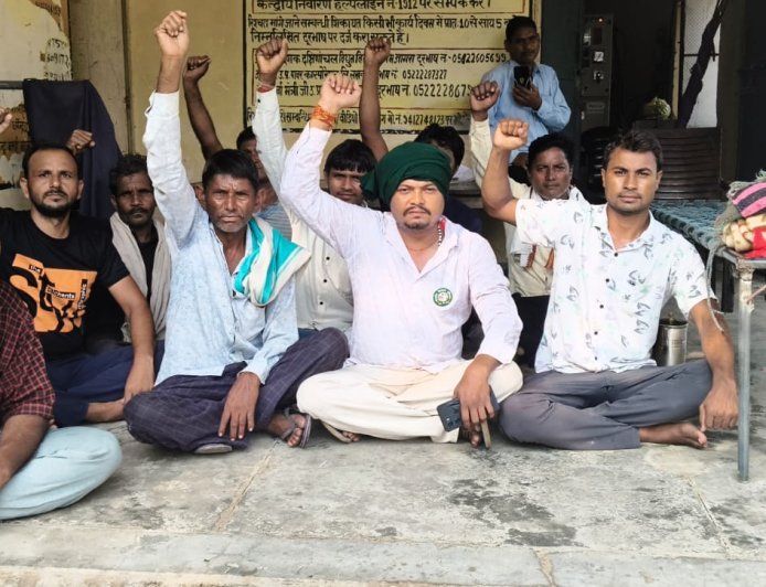 हाथरस में बिजली कटौती और भारी बिलों के खिलाफ किसानों का प्रदर्शन, अधिकारी के आश्वासन पर धरना खत्म