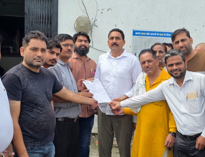 Bazpur: पालिका चेयरमैन व सभासदों ने दिया धरने को समर्थन, निलम्बन वापसी व वेतन देने की करी माँग