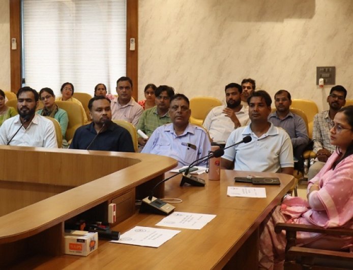 Hardoi: सीडीओ ने आयुष विभाग की समीक्षा बैठक में दिए बेहतर स्वास्थ्य सेवाओं के निर्देश