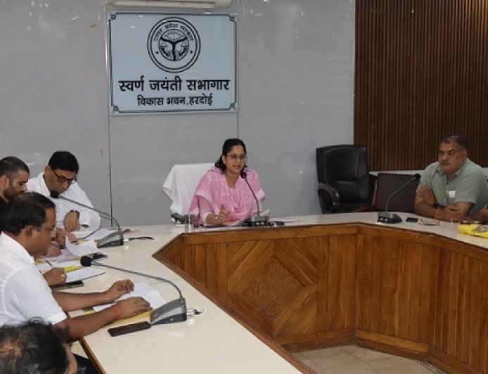 Hardoi: 5 अगस्त तक छात्रवृत्ति मास्टर डाटाबेस अपडेट करने के निर्देश, सीडीओ ने प्रधानाचार्यों संग की समीक्षा बैठक