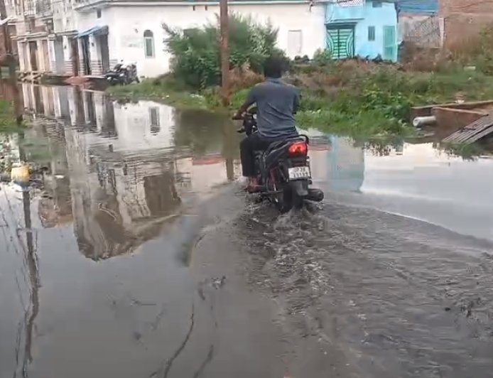 Sambhal: पानी निकासी बना बवाल! नाले का रुख मोड़ने पर दो पक्ष भिड़े, मारपीट का वीडियो वायरल
