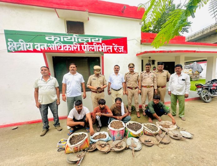 Pilibhit: स्टेशन चौराहे पर वन विभाग की कार्रवाई, 8 किलो कटरुआ के साथ चार लोग पकड़े गए