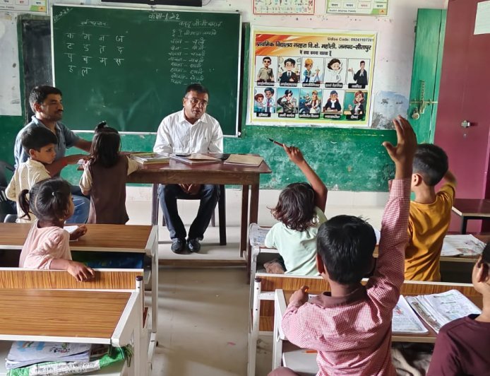 Sitapur: बीएसए गोरखनाथ पटेल ने महोली के चार विद्यालयों का किया औचक निरीक्षण, दस दिन में सुधार के दिए निर्देश