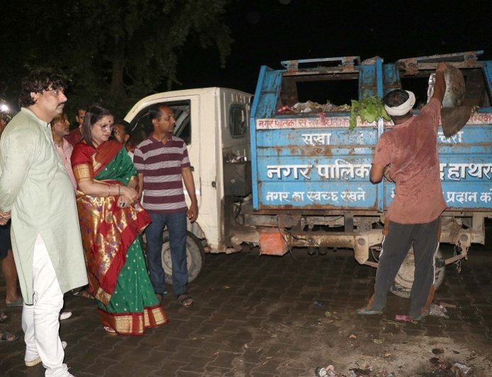 Hathras: रात्रि में सड़कों पर उतरीं पालिकाध्यक्ष, सफाई व्यवस्था और पंपिंग स्टेशन का लिया जायजा