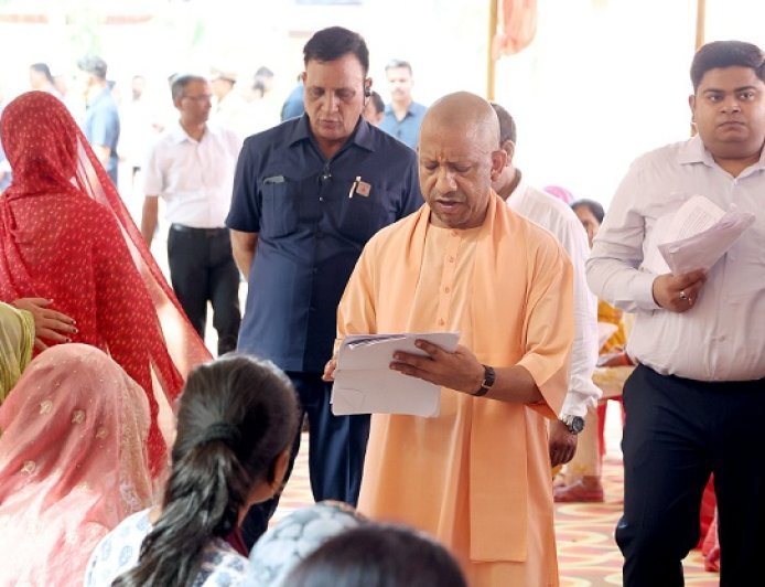 Gorakhpur: गुरु पूर्णिमा पर भी जनता के बीच पहुंचे सीएम योगी, 200 फरियादियों की सुनी समस्याएं