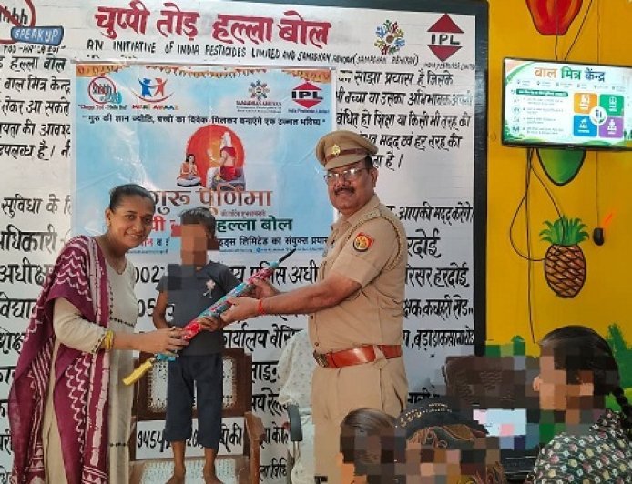 Hardoi: गुरु पूर्णिमा पर बाल मित्र केंद्र में जागरूकता कार्यक्रम, बच्चों को POCSO कानून व सुरक्षा के दिए गए महत्वपूर्ण संदेश
