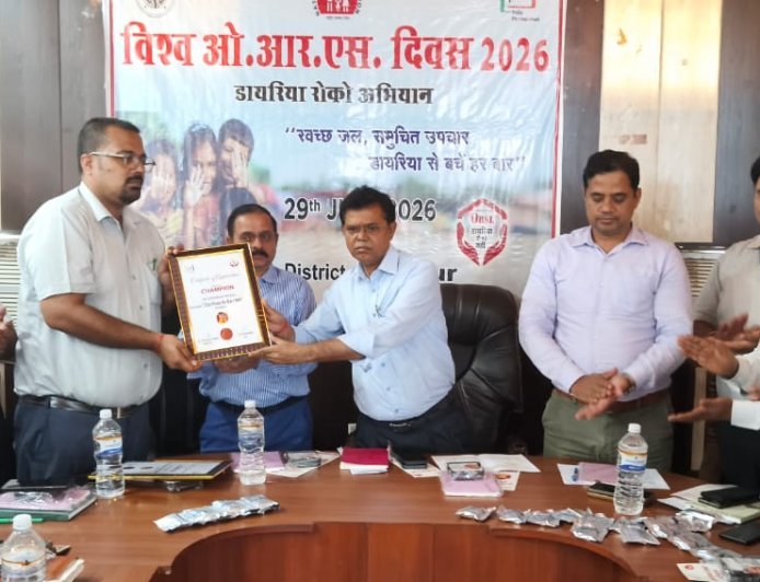 Sitapur: डायरिया से बचाव के लिए जागरूकता अभियान तेज, उत्कृष्ट कार्य करने वाले स्वास्थ्यकर्मी सम्मानित।